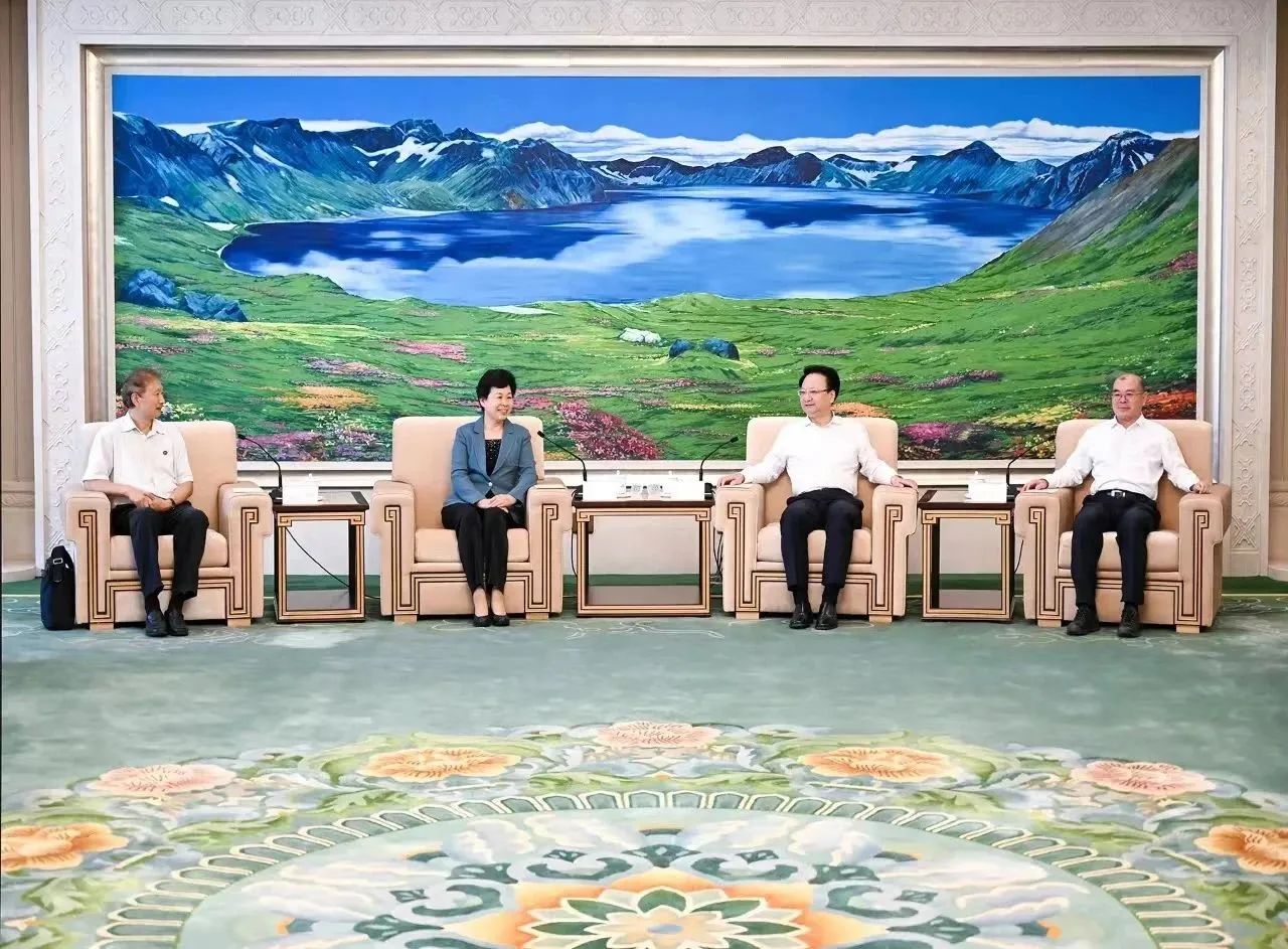 吉林省委书记景俊海、省政协主席朱国贤拜会全国政协副主席秦博勇一行,全国政协委员、佐丹力集团董事长韩丹参加会见